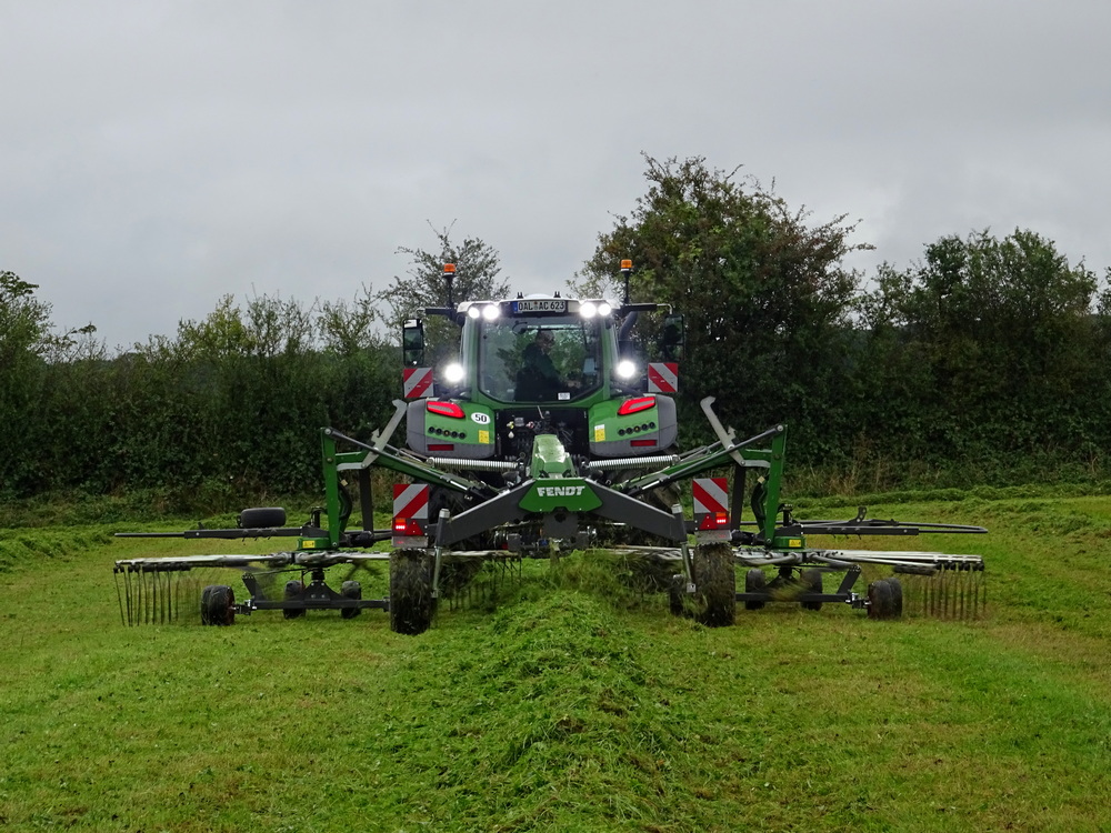 Le Fendt Former 860 C PRO est un andaineur commandé par Isobus.