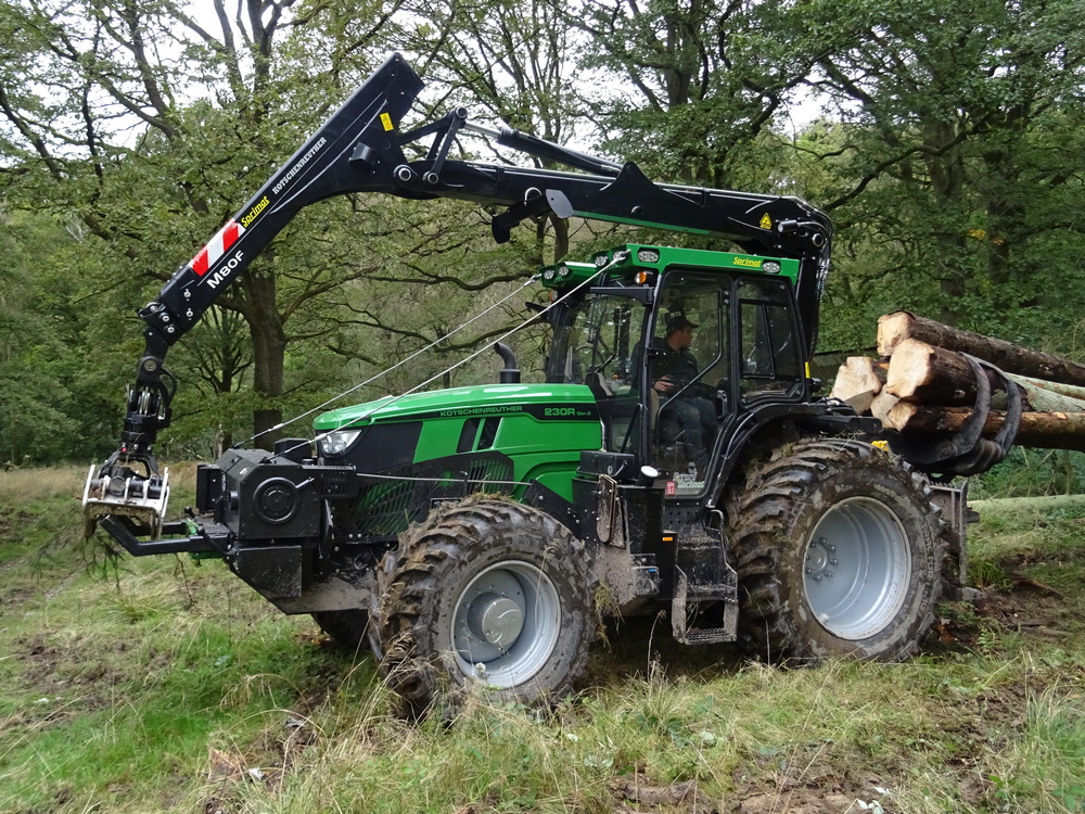 Le Kotschenreuther 230R est un véritable tracteur forestier possédant une très bonne finition en cabine.