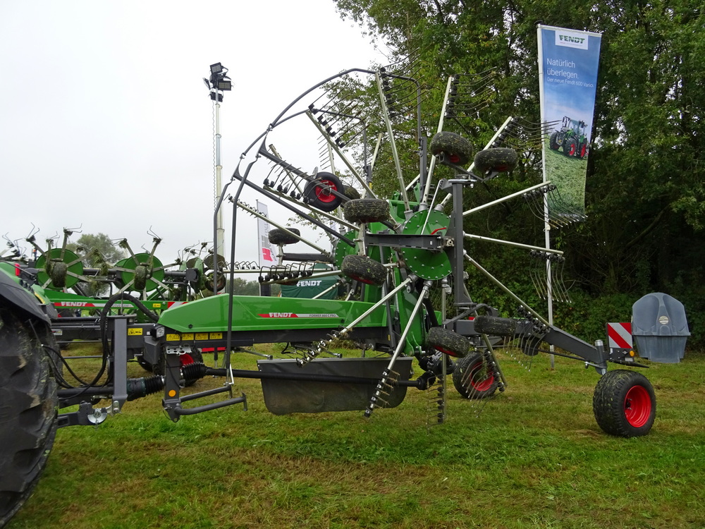 Quand l’andaineur Fendt Former 860 C est replié, sa hauteur de transport reste inférieure à quatre mètres sans devoir retirer des bras.