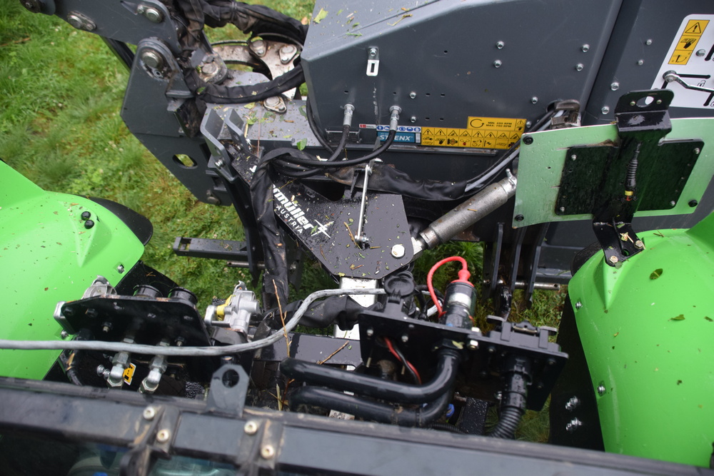 Le bras est fixé au tracteur par un système à quatre points.