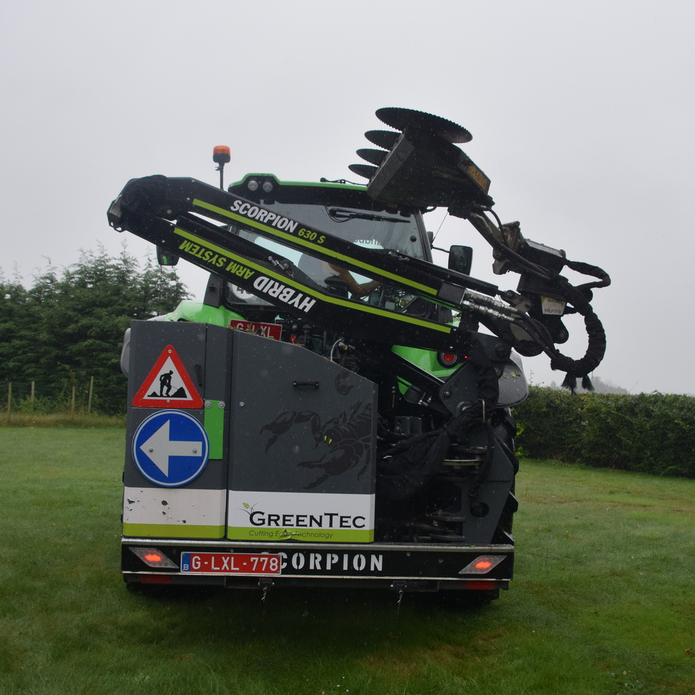 La largeur de transport du GreenTec Scorpion 630 S est de 2,2 mètres.