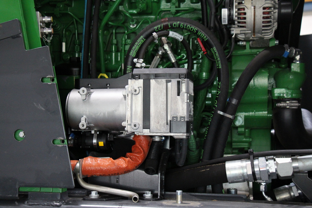 Le confort est une de plus en plus souhaité et cela passe par un habitacle confortable. Le chauffage de stationnement de série préchauffe non seulement l'habitacle, mais aussi le moteur, le liquide de refroidissement et l'huile hydraulique.