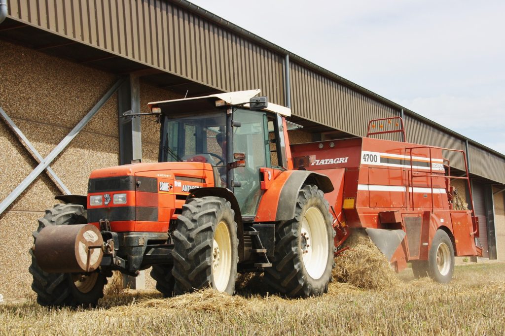 Une Hesston 4700 au travail