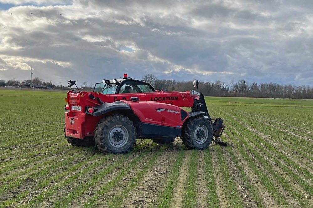 L'agriculture de conservation Frédéric Thomas
Lors de la rencontre avec Frédéric Thomas qui a eu lieu à la ferme du Harby (Anseroeul dans le Hainaut), un mini-profil 3D a été réalisé pour observer l'état de la zone fertile d’une parcelle de froment d’hiver.