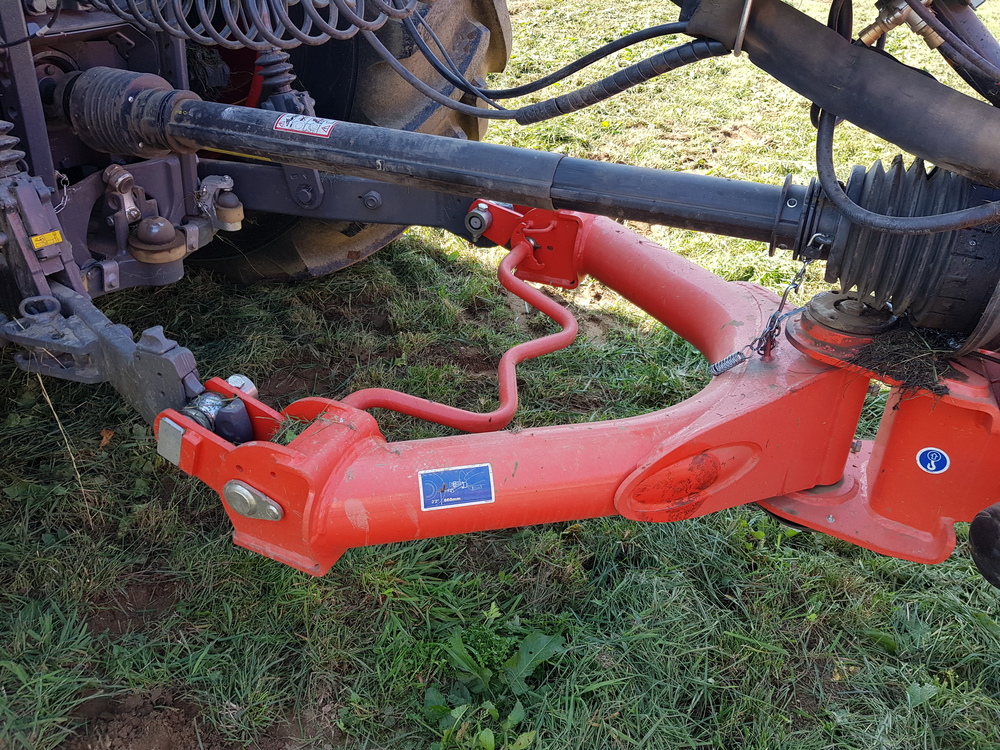 Le pivot d’articulation de la FC 13460 RA est positionné plus loin que les bras de relevage du tracteur pour augmenter la maniabilité de l’ensemble.