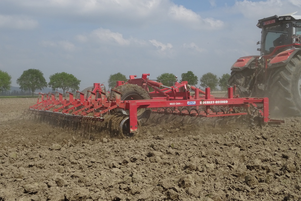 L’incorporation du Boa doit être effectuée avec une herse de type vibroculteur ayant au moins quatre rangées de dents.