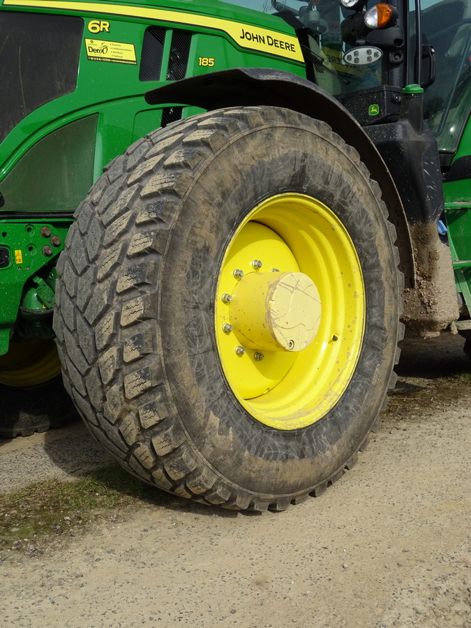 Certains tracteurs sont équipés de pneus routiers pour plus de confort.