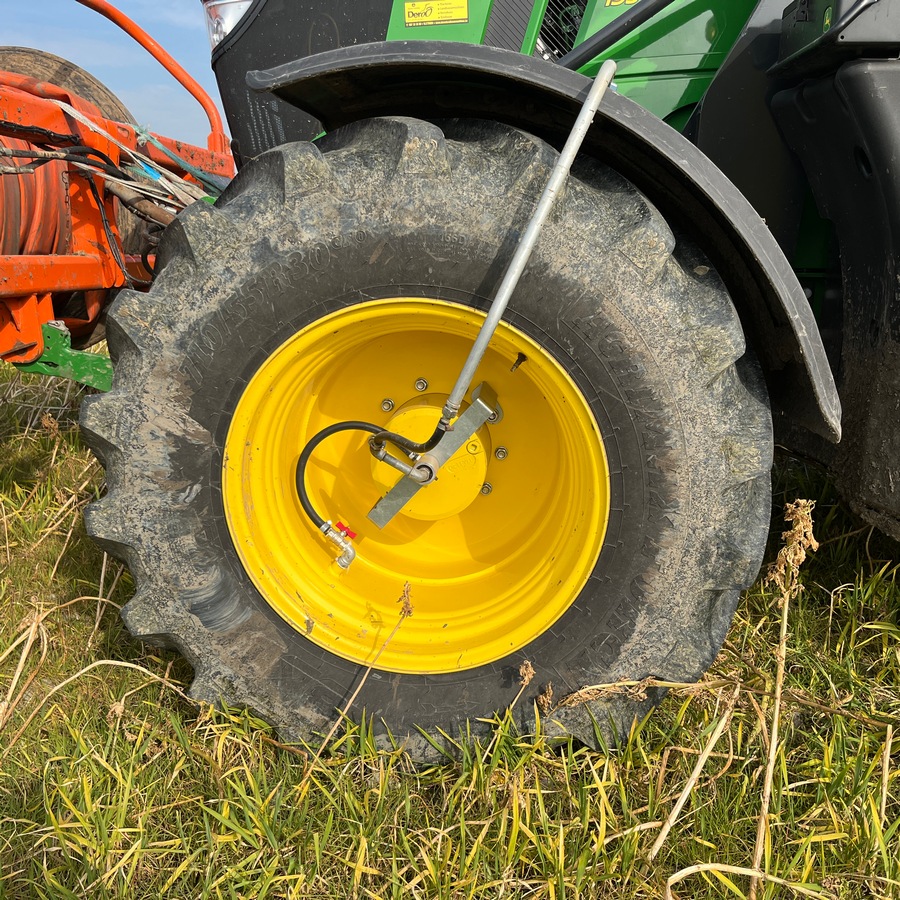 Pour préserver les sols, les tracteurs sur lesquels les injecteurs sont attelés sont équipés d’un système de télégonflage et de pneus larges.