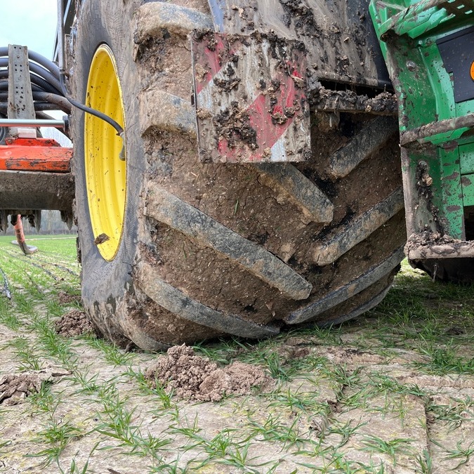 Pour préserver les sols, les tracteurs sur lesquels les injecteurs sont attelés sont équipés d’un système de télégonflage et de pneus larges.