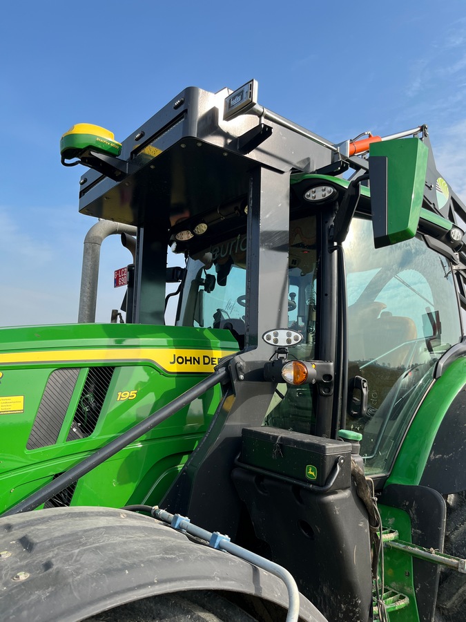 Les bras pivotants sont fixés sur le châssis du tracteur.