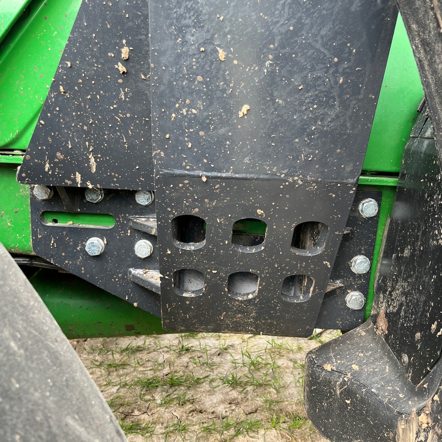 Les bras pivotants sont fixés sur le châssis du tracteur.